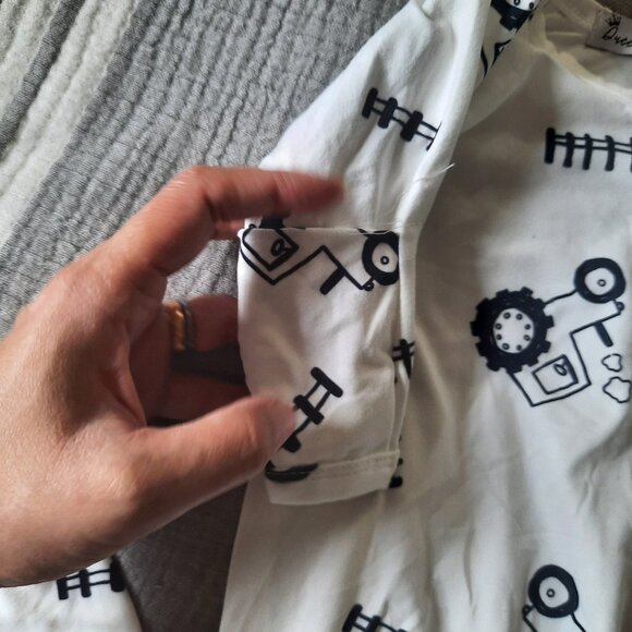 Baby Knotted Sleeper Gown & Hat Set NWOT! - Tractor Farm, Black/White (0-3 mths) - Picture 4 of 15